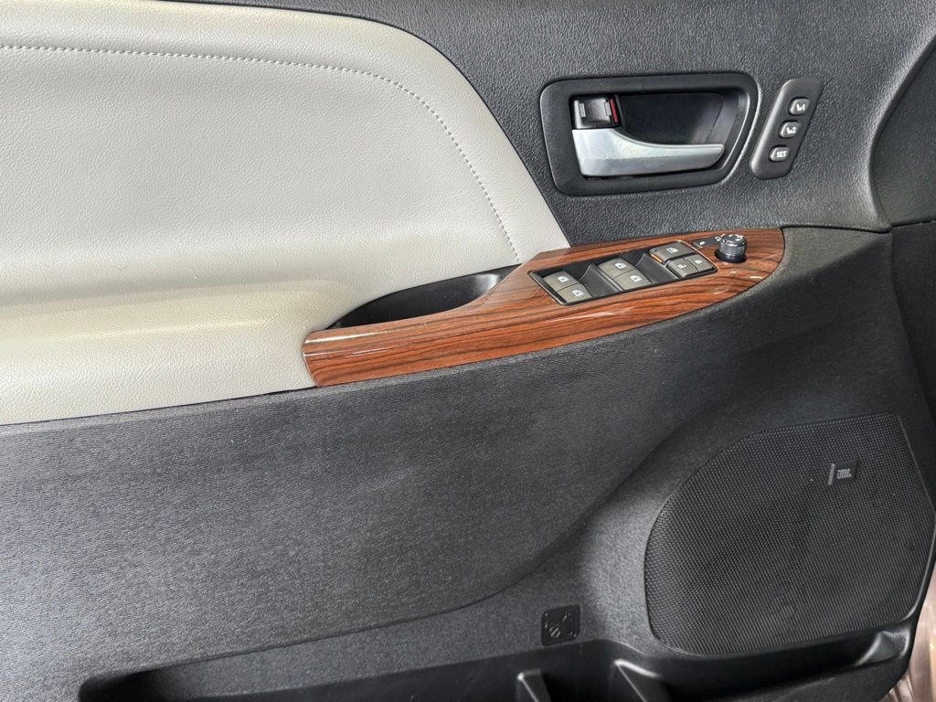 Used 2018 Toyota Sienna Limited Premium w/ Carpet Mat Package image 17