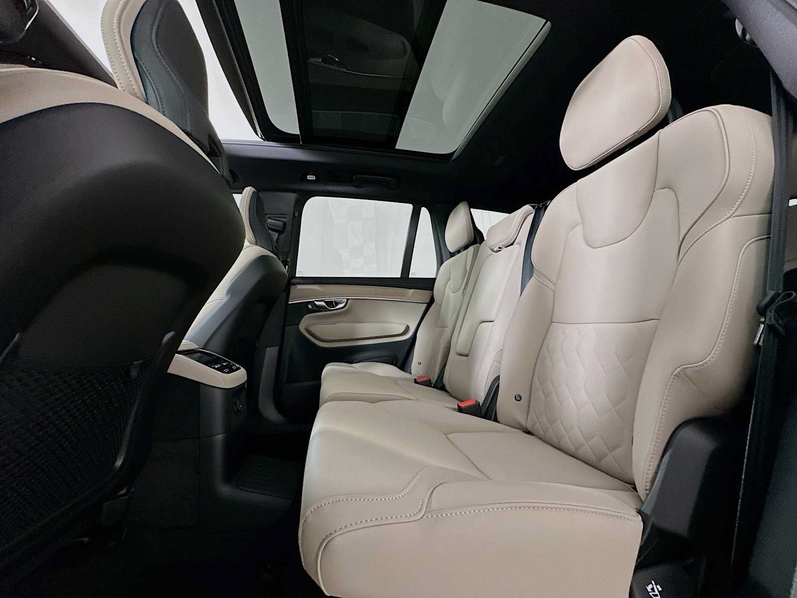 New 2026 Volvo XC90 T8 Plus w/ Protection Package Premier AWD/4WD image 22