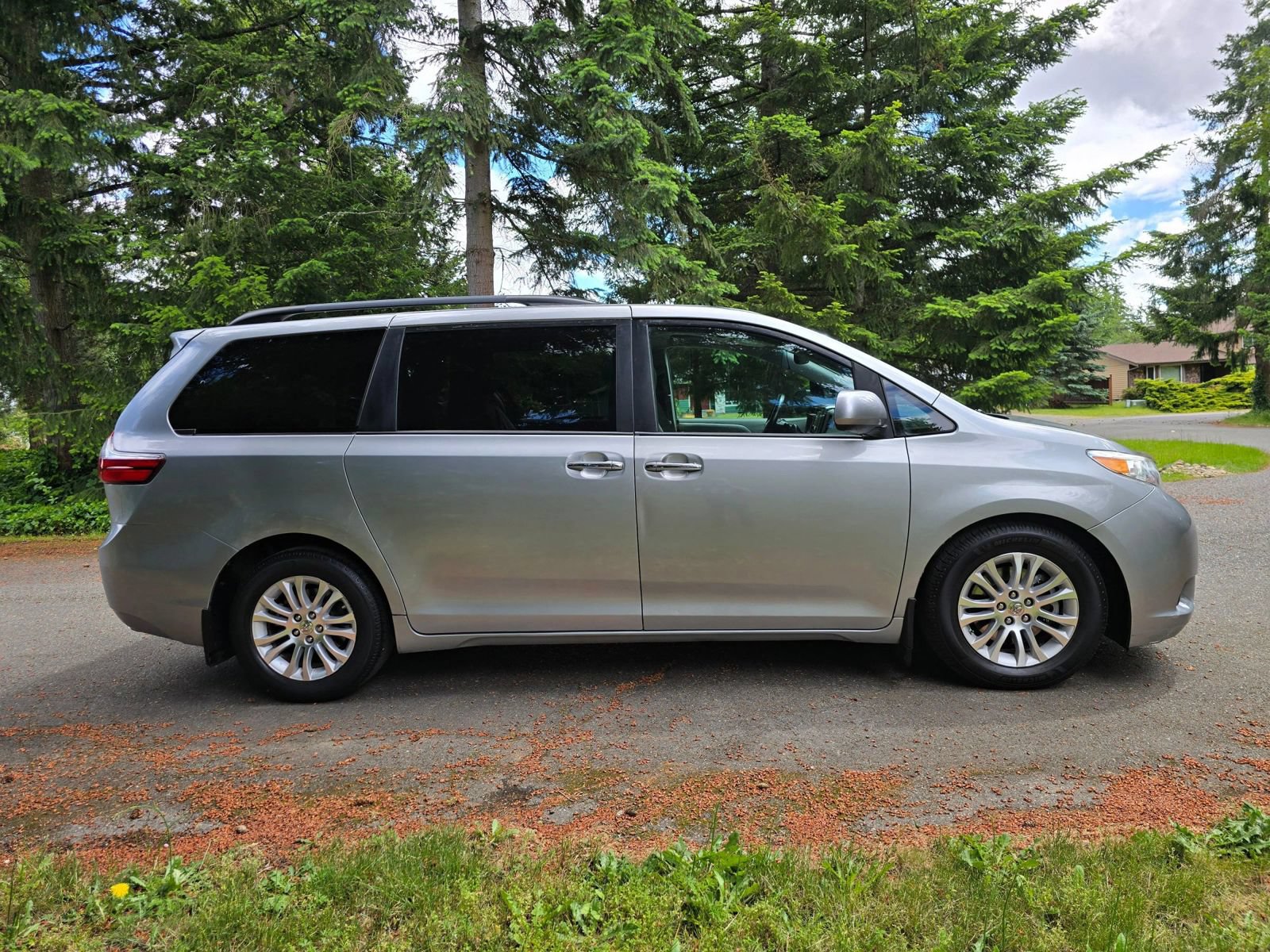 Used 2015 Toyota Sienna XLE w/ XLE Navigation Package FWD image 7