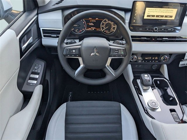 New 2025 Mitsubishi Outlander SE image 18