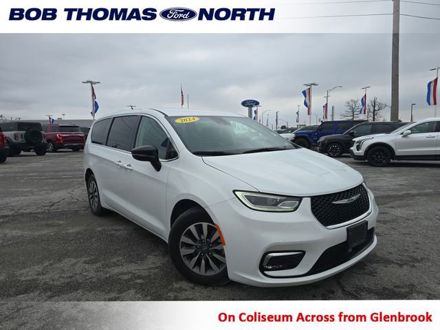 Used 2024 Chrysler Pacifica Select image 1