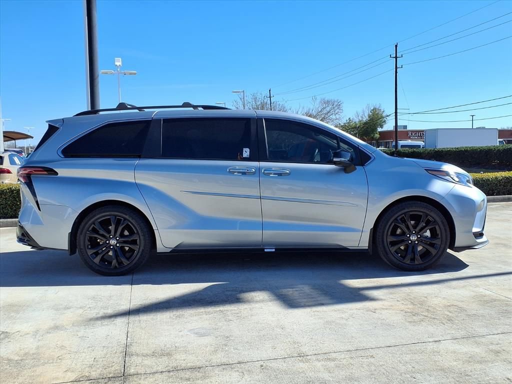 Used 2024 Toyota Sienna XSE w/ XSE Premium Package image 8
