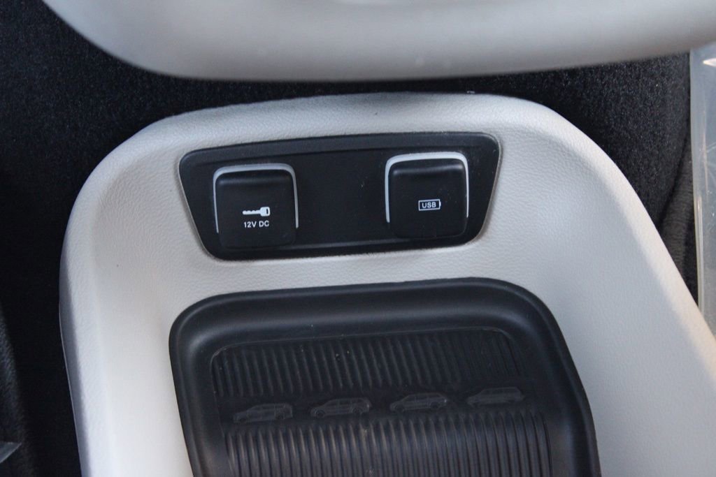 Used 2020 Chrysler Voyager Lxi image 43