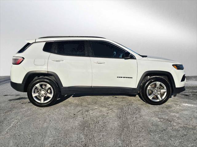 Used 2024 Jeep Compass Latitude w/ Altitude Special Edition AWD/4WD image 6