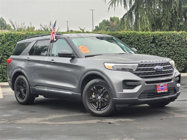 Used 2022 Ford Explorer XLT image 2