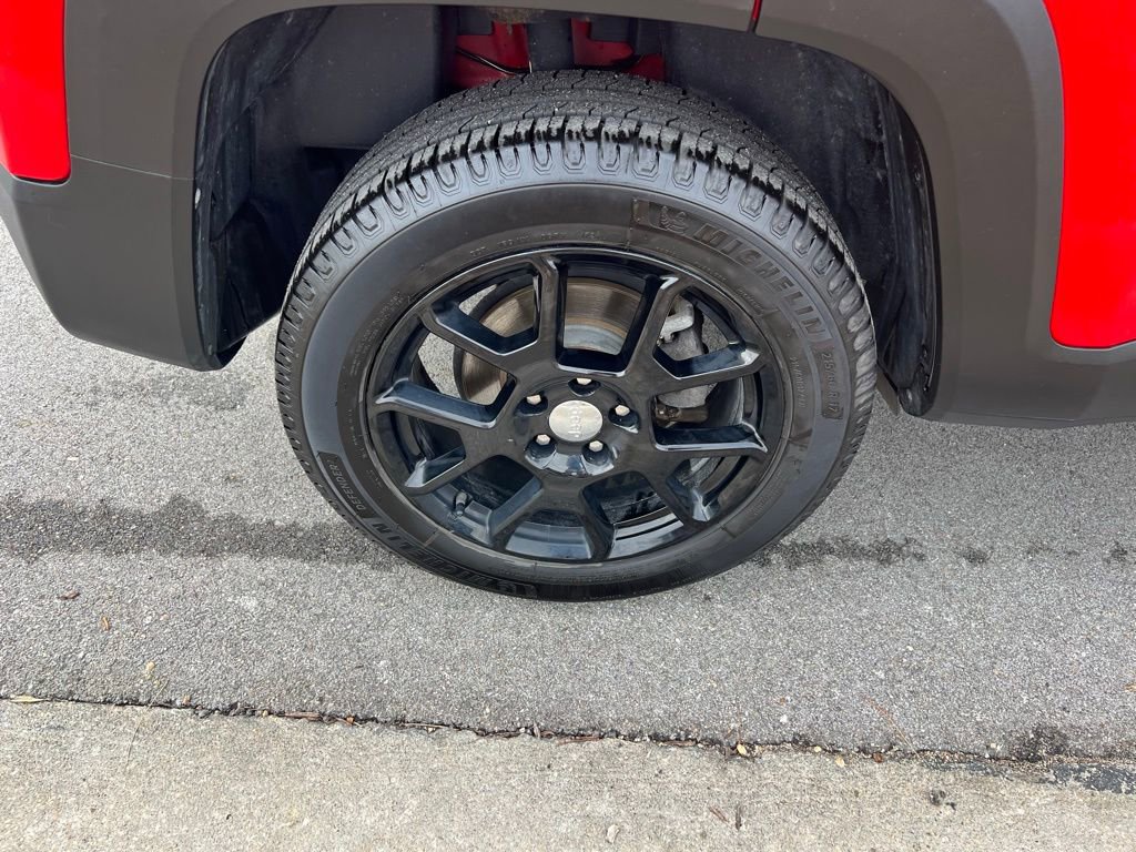 Used 2019 Jeep Renegade Latitude w/ Cold Weather Group AWD/4WD image 11