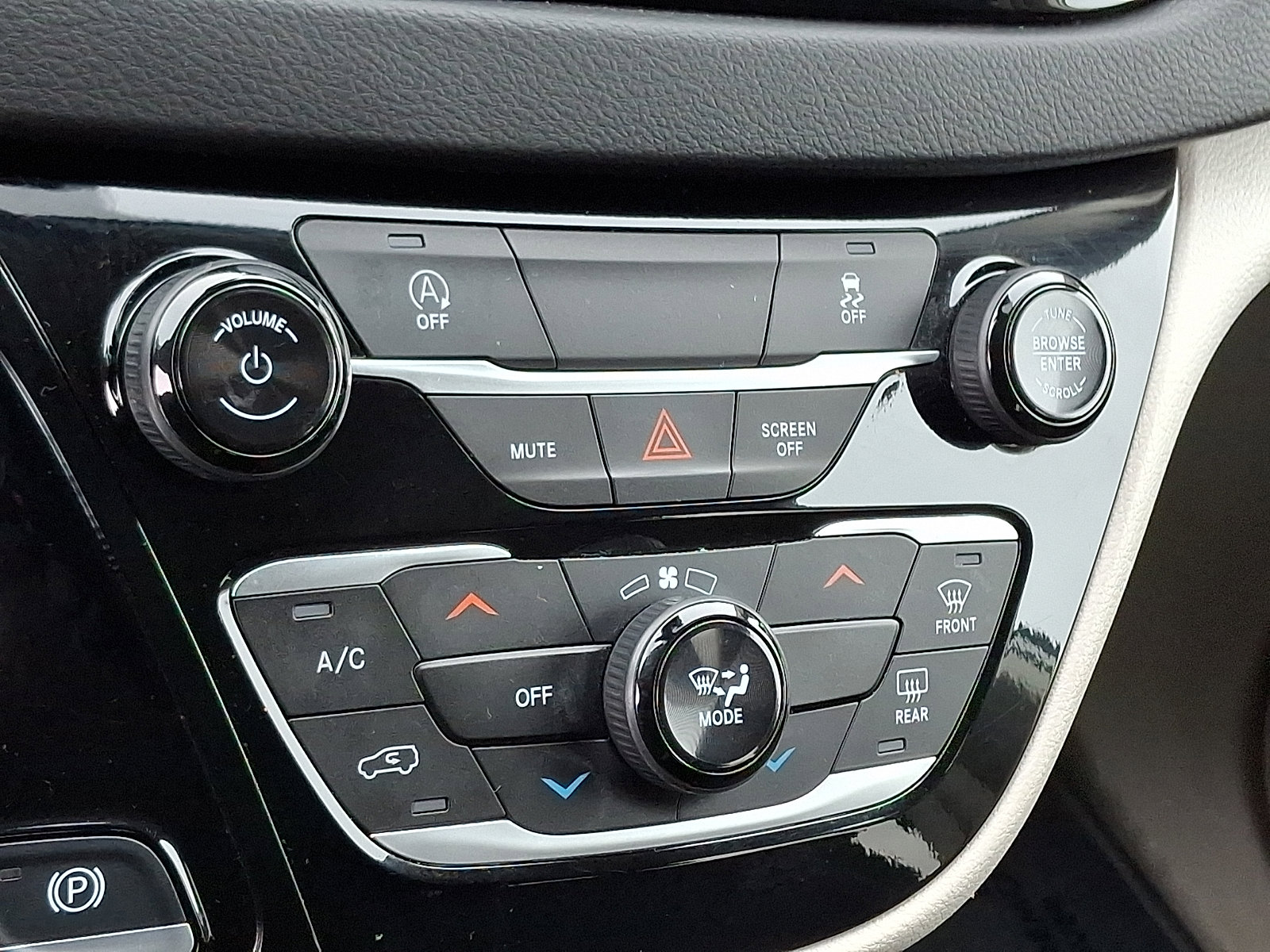 Used 2024 Chrysler Voyager LX image 16