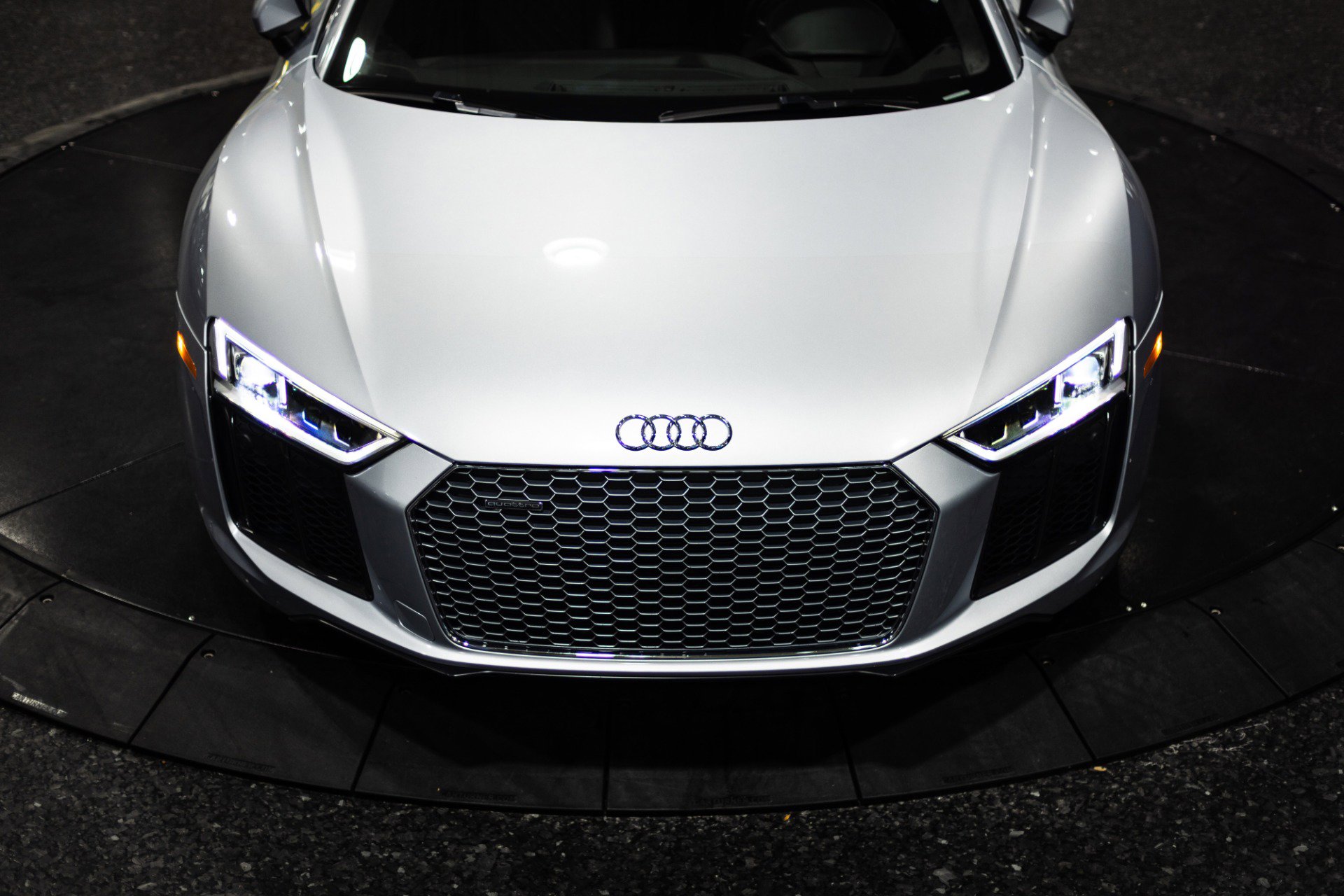 Used 2017 Audi R8 V10 w/ Carbon Exterior Package image 18