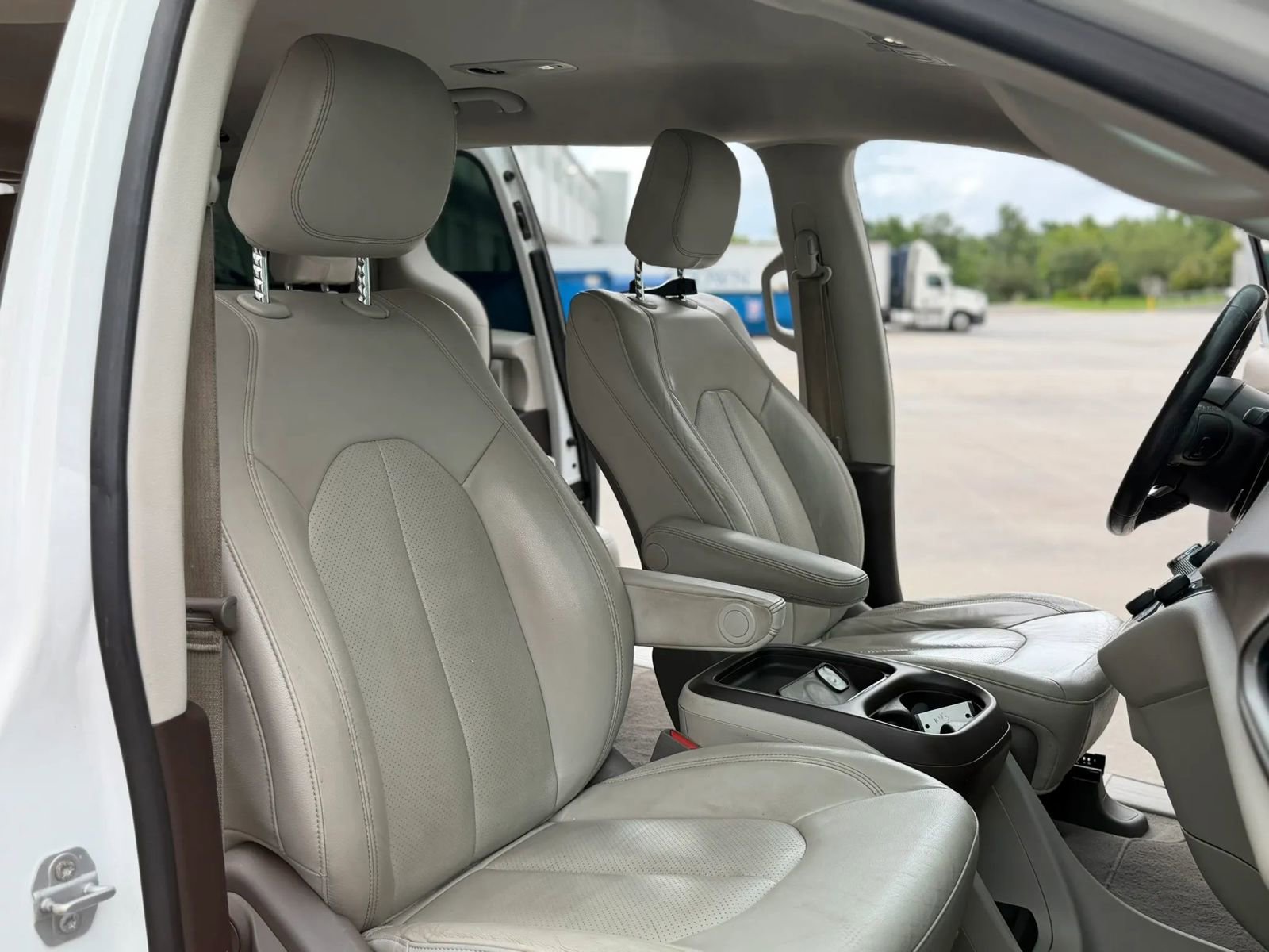 Used 2020 Chrysler Pacifica Touring-L FWD image 25