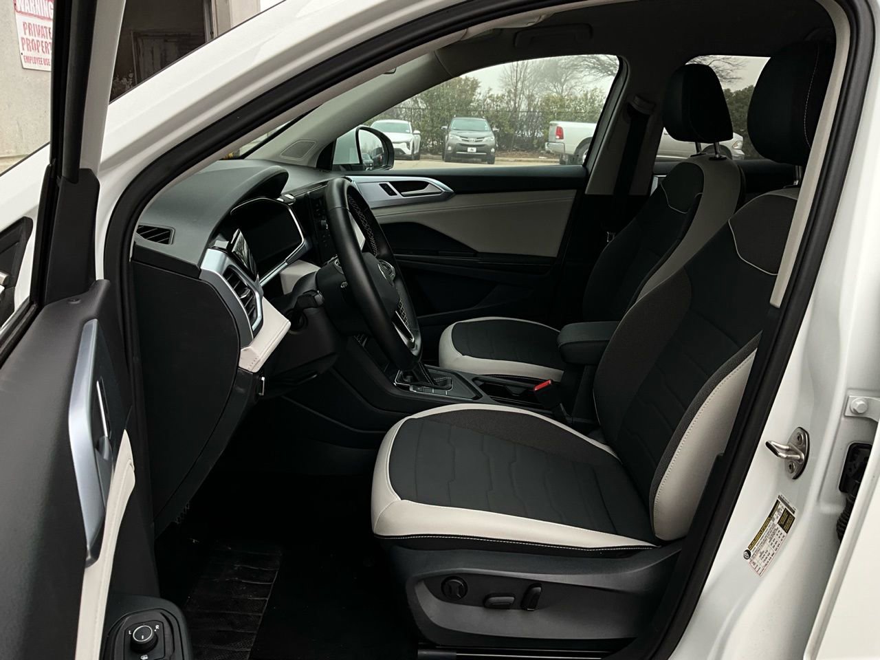 Used 2025 Volkswagen Taos SE image 10