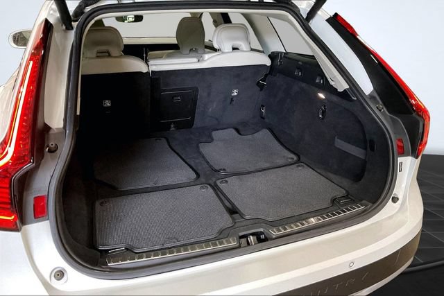 Certified 2025 Volvo V90 B6 Cross Country Plus AWD/4WD image 6