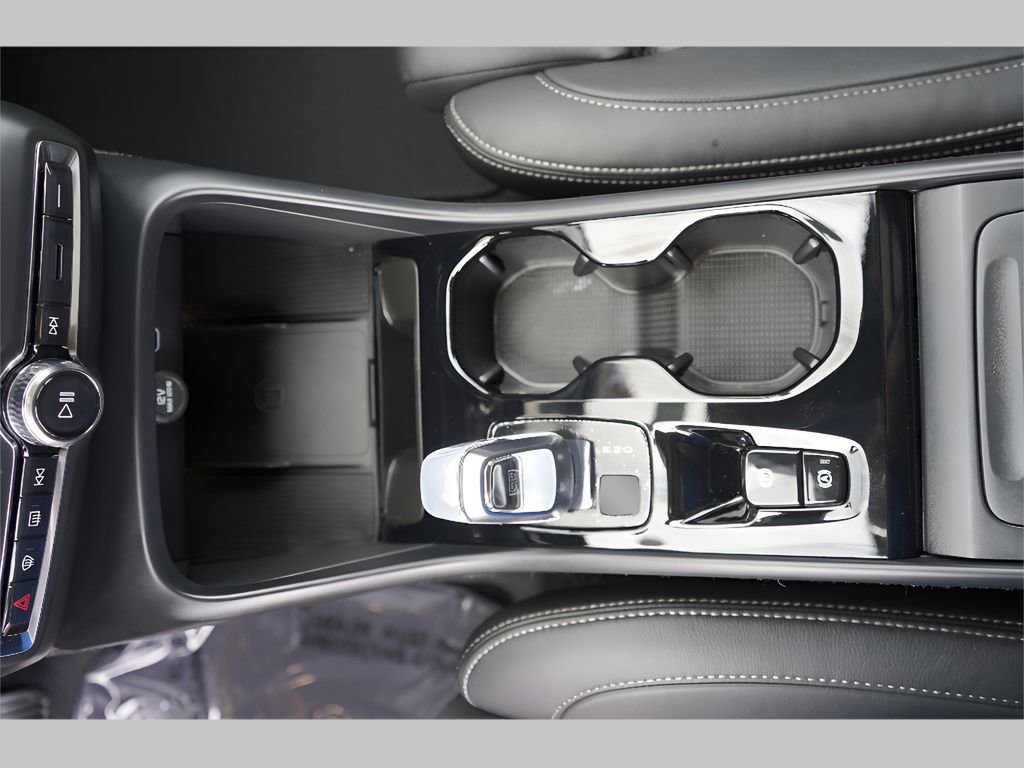 New 2025 Volvo XC40 B5 Plus w/ Climate Package AWD/4WD image 16