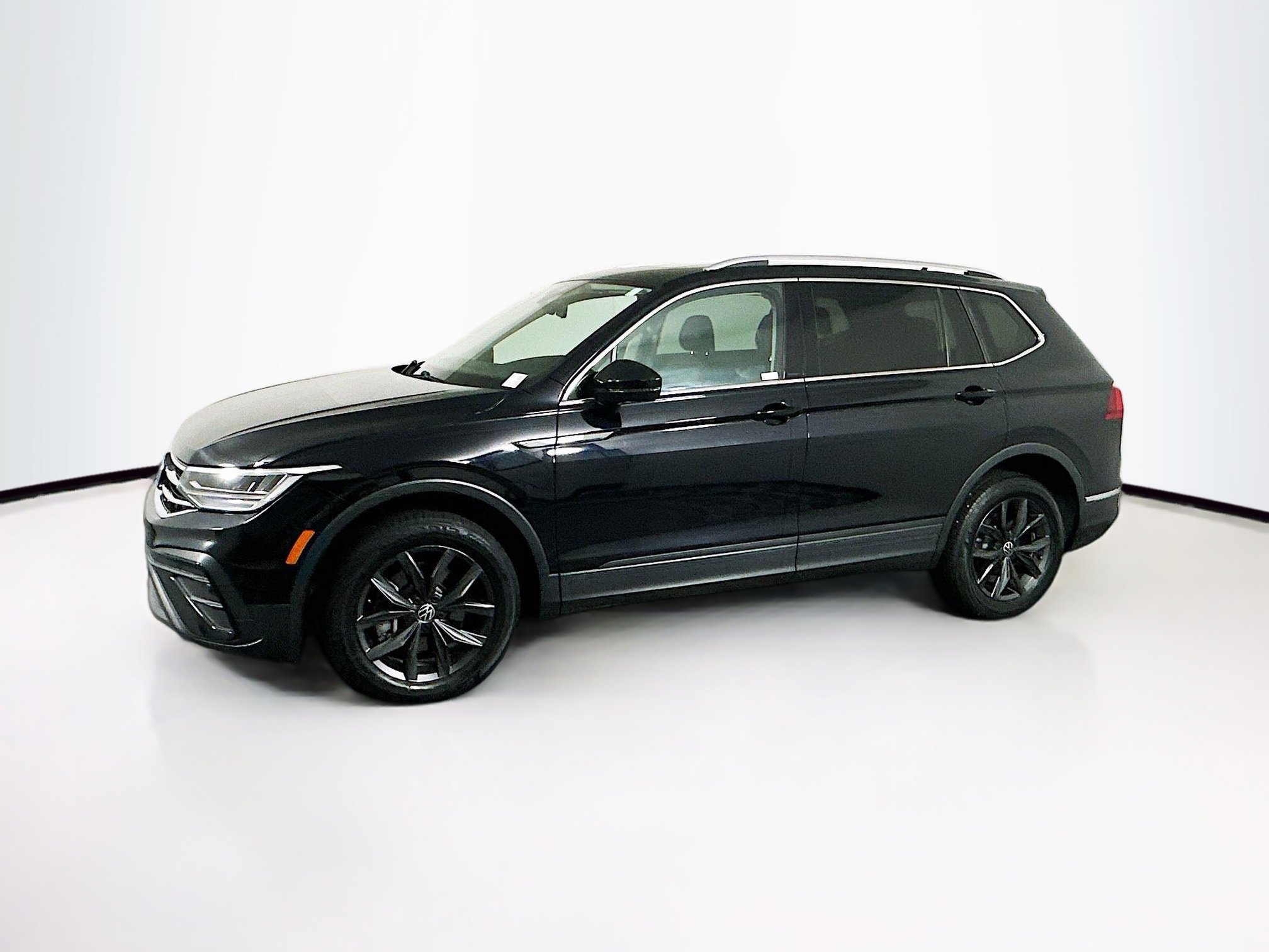 Used 2022 Volkswagen Tiguan SE w/ Panoramic Sunroof Package image 4