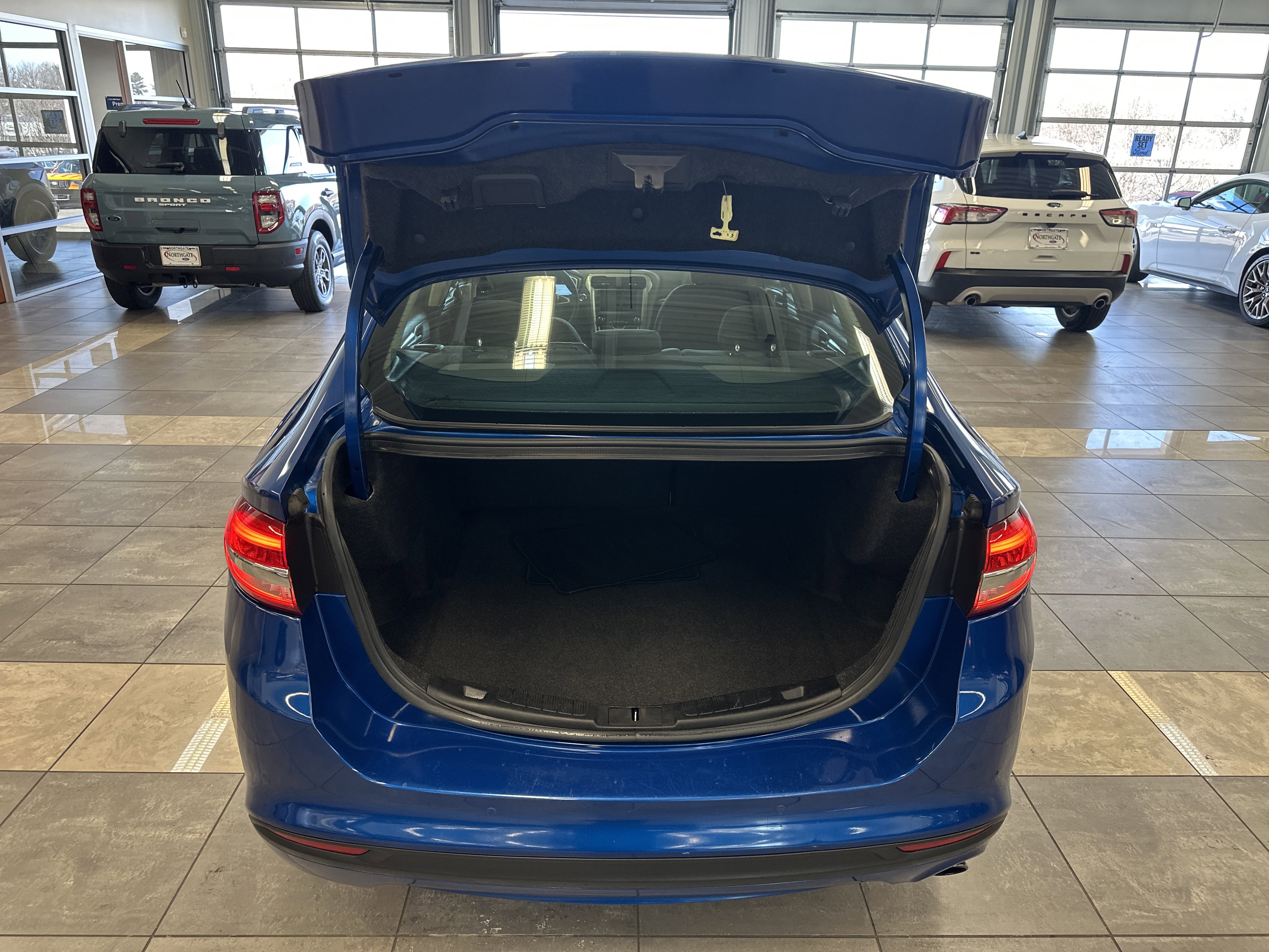 Used 2017 Ford Fusion SE w/ Fusion SE Technology Package image 25