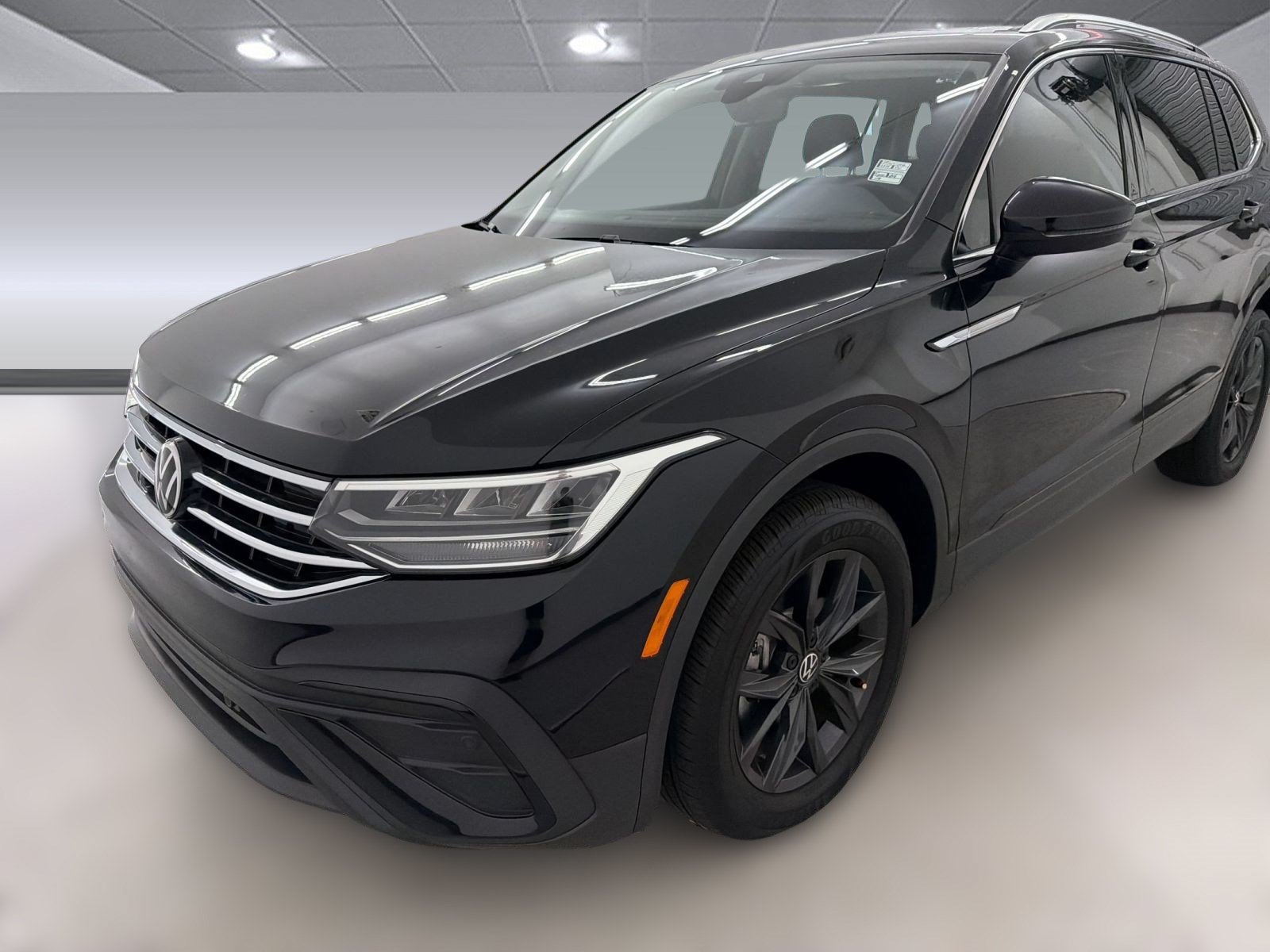 Used 2024 Volkswagen Tiguan SE FWD image 28