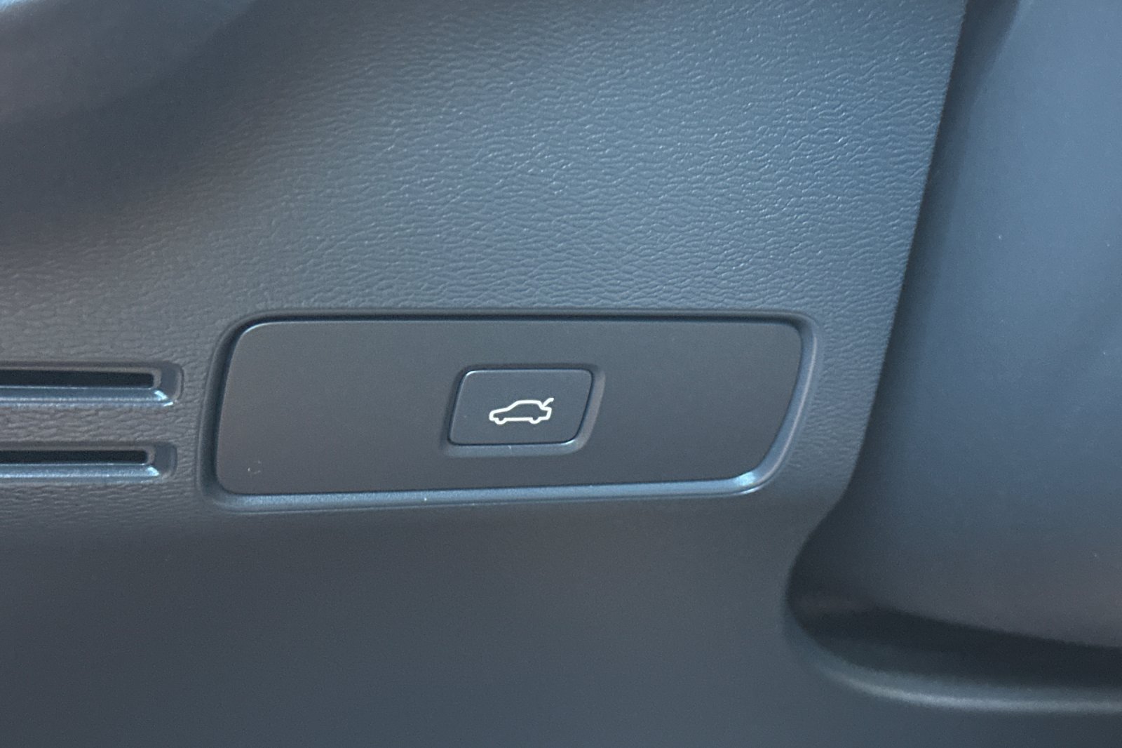 Certified 2023 Volvo C40 P8 Recharge Plus w/ Protection Package Premier AWD/4WD image 31