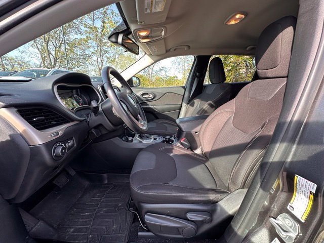 Used 2016 Jeep Cherokee Latitude w/ Cold Weather Group AWD/4WD image 23