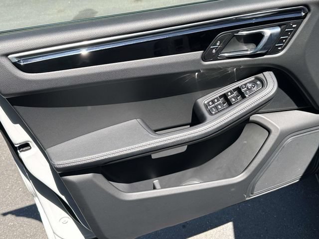 Used 2026 Porsche Macan AWD/4WD image 18