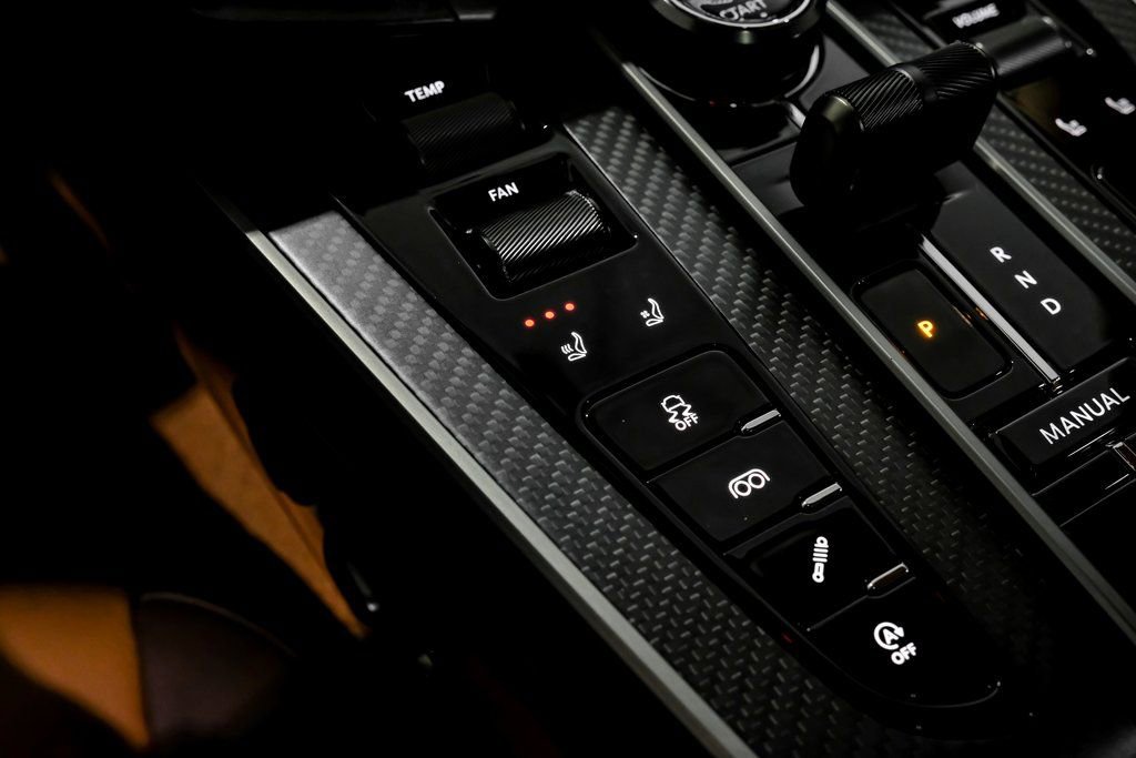 Used 2025 Aston Martin Vanquish RWD image 16