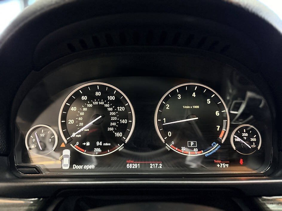 Used 2013 BMW 550i Sedan w/ Executive Pkg RWD image 9