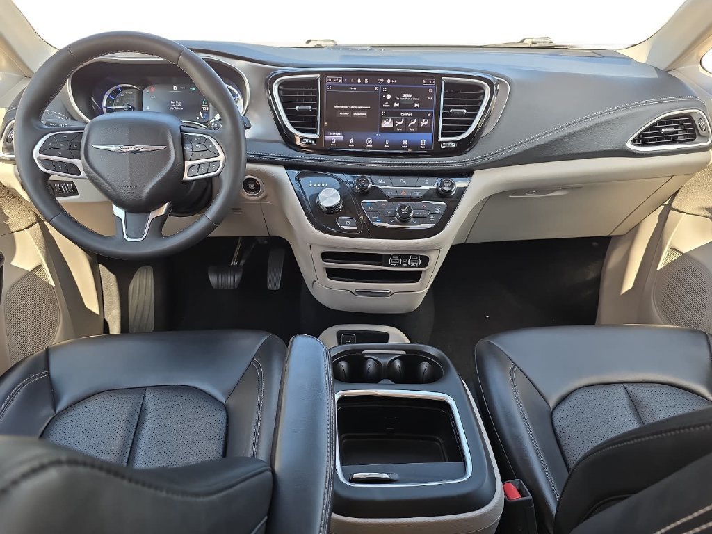 Used 2023 Chrysler Pacifica Touring-L FWD image 11