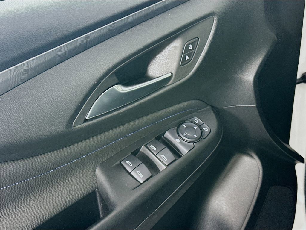 Used 2025 Buick Envista Sport Touring image 23