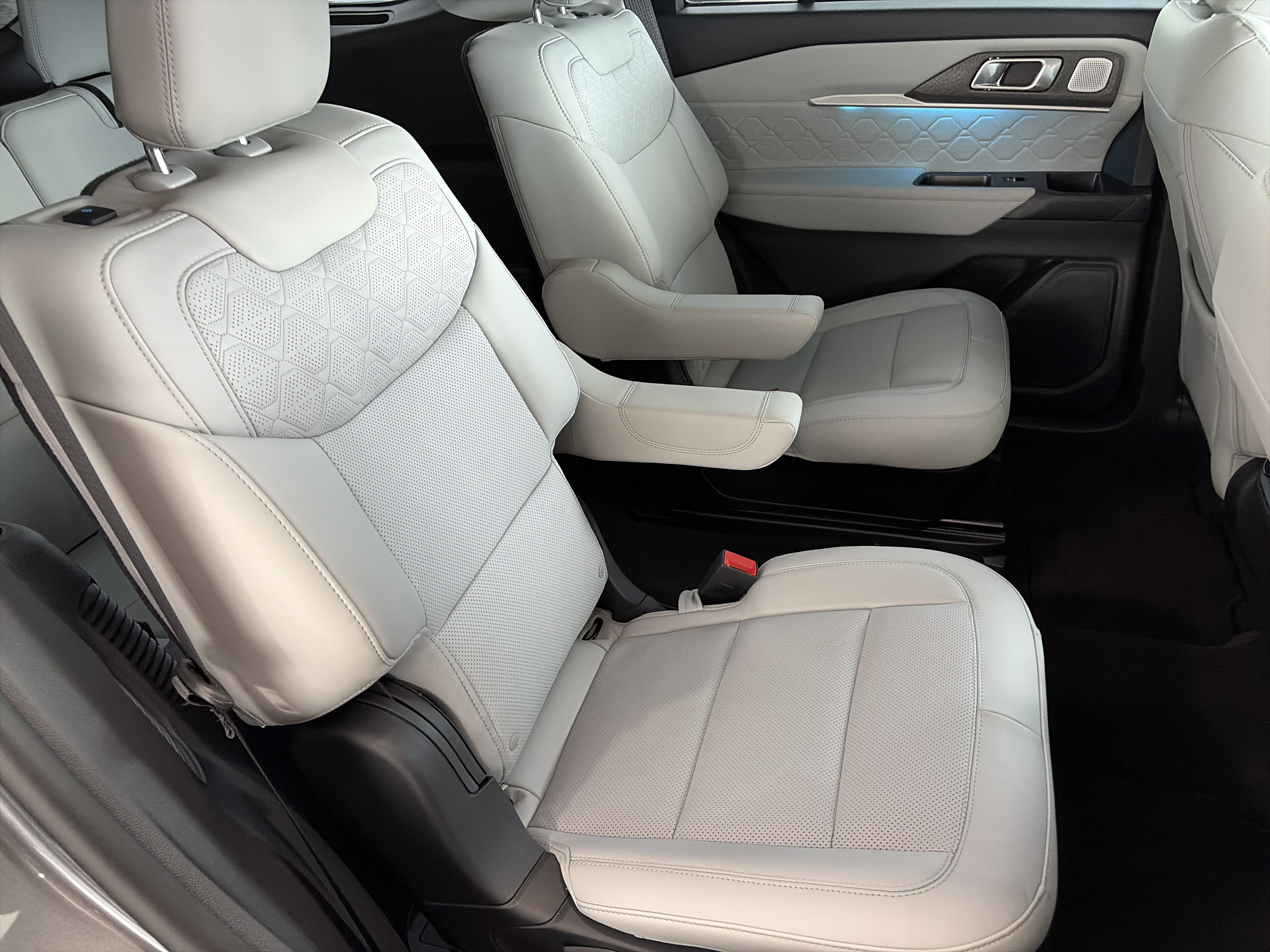 Used 2026 Ford Explorer Platinum w/ LUX Leather Package AWD/4WD image 9
