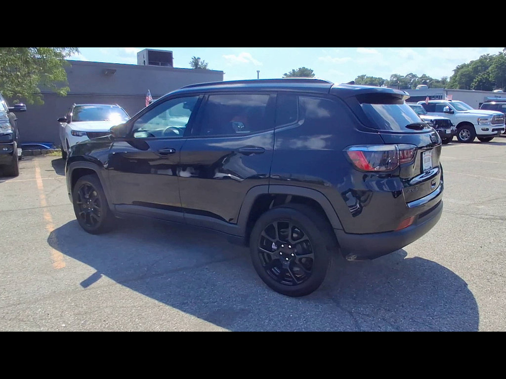 Used 2024 Jeep Compass Latitude w/ Convenience Group AWD/4WD image 6