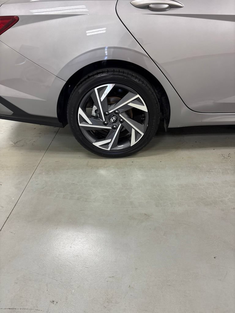 Used 2025 Hyundai Elantra SEL FWD image 28