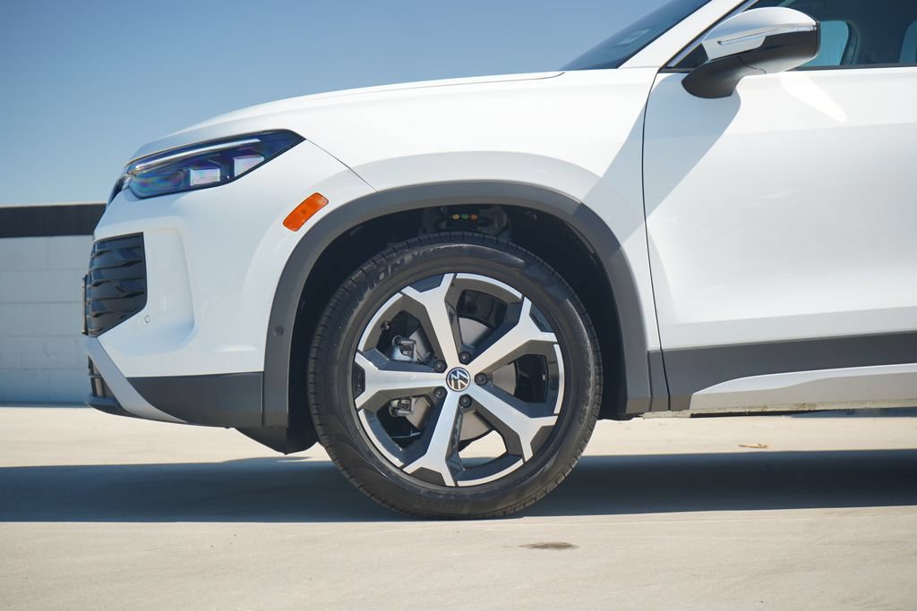 New 2026 Volkswagen Tiguan SE FWD image 2
