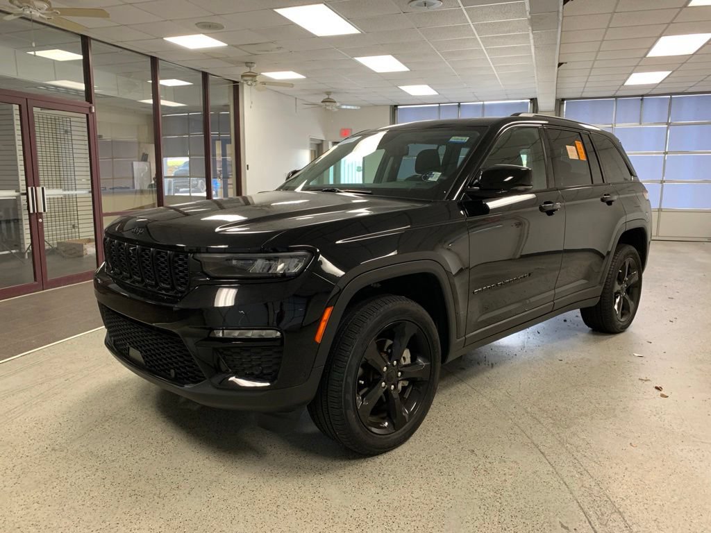 Used 2023 Jeep Grand Cherokee Limited w/ Luxury Tech Group II AWD/4WD image 4