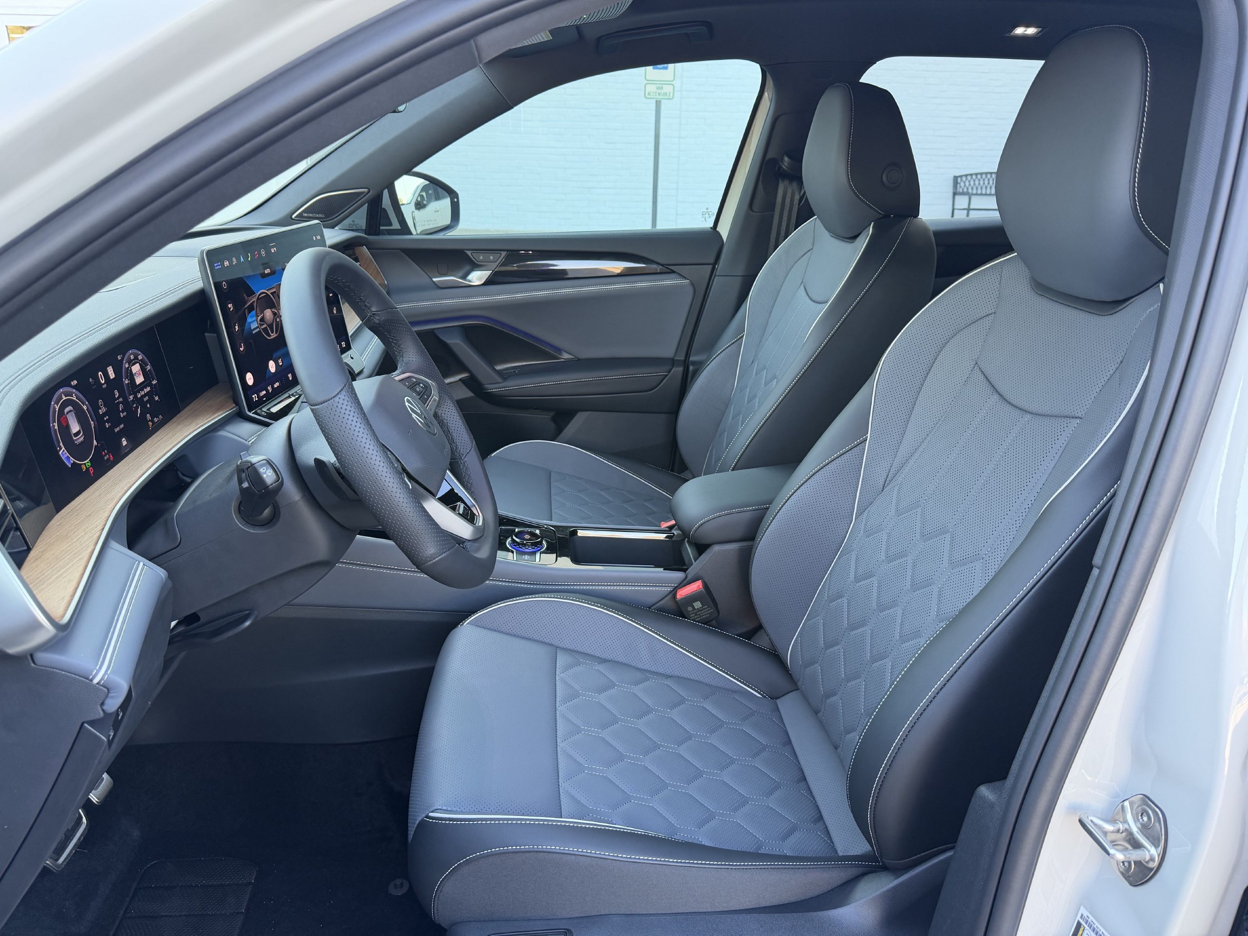 New 2026 Volkswagen Tiguan SEL R-Line AWD/4WD image 24