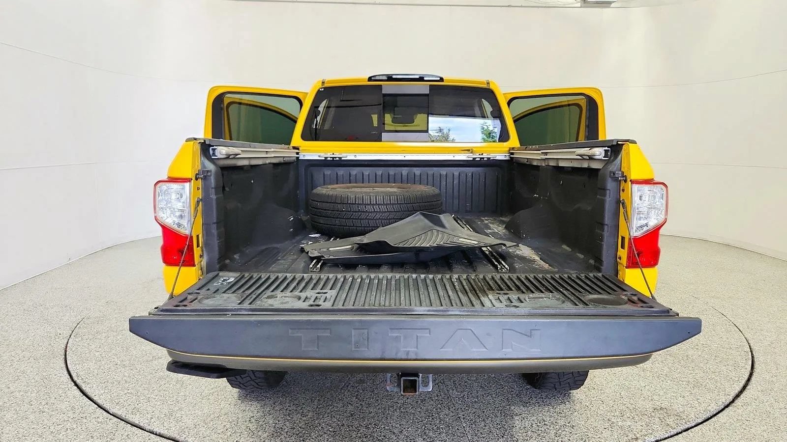 Used 2017 Nissan Titan PRO-4X w/ Pro-4x Convenience Package AWD/4WD image 39