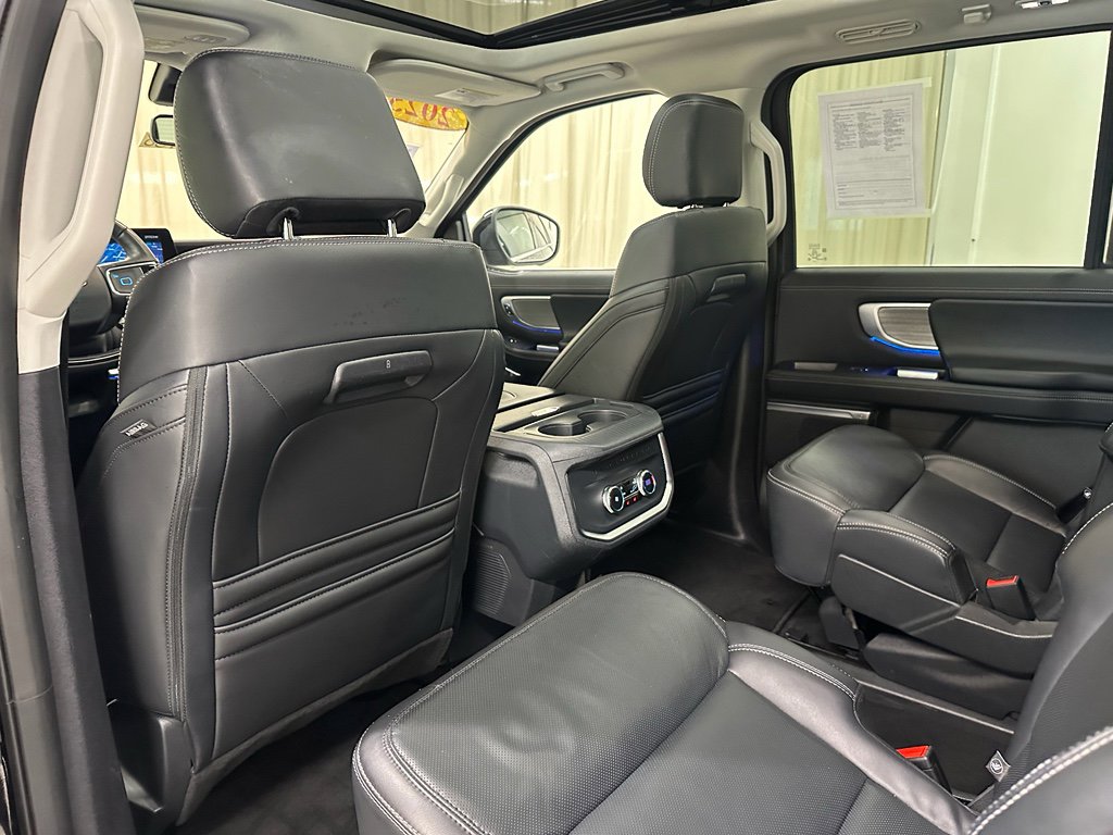 Used 2025 Ford Expedition Platinum image 19