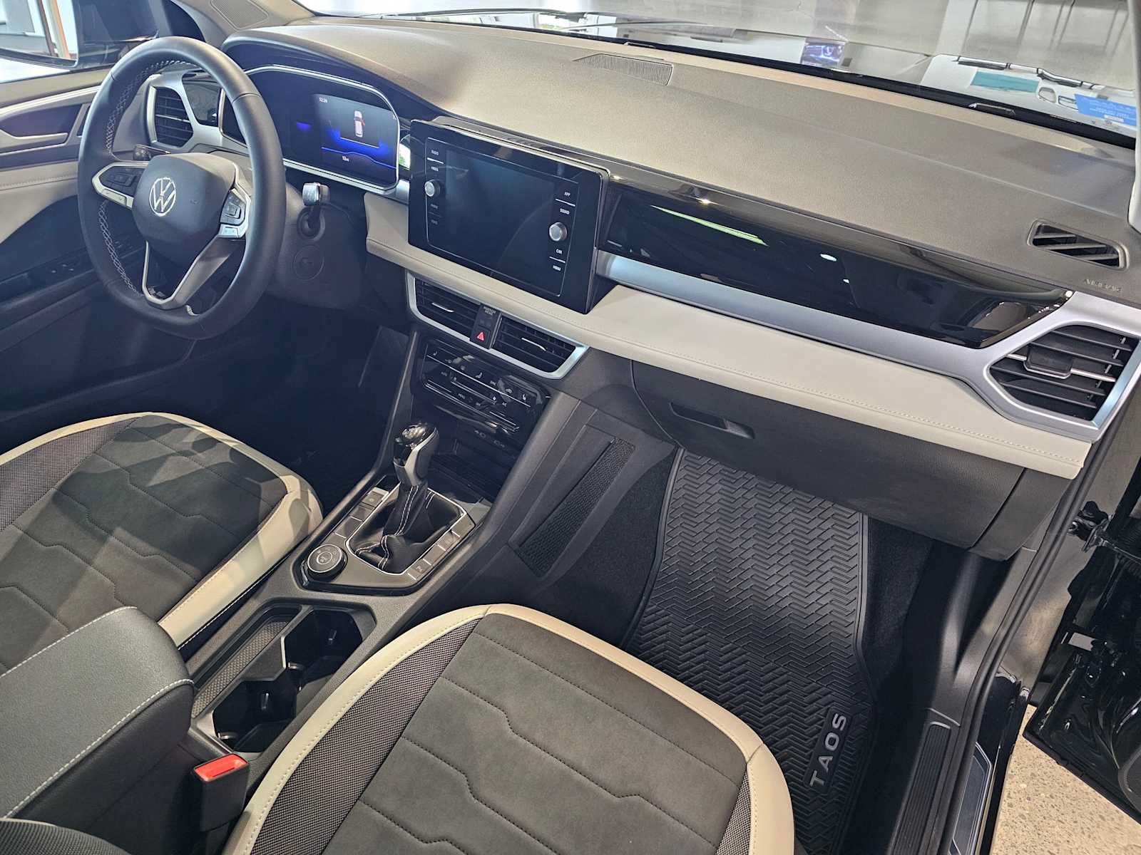 New 2026 Volkswagen Taos SE AWD/4WD image 11