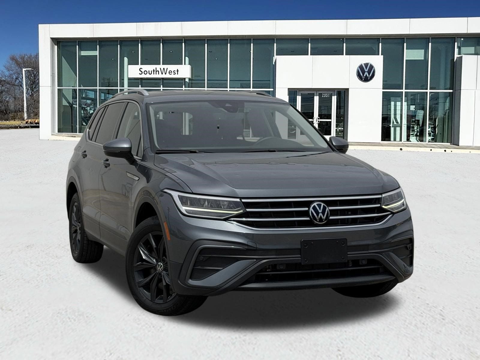 Used 2024 Volkswagen Tiguan SE FWD image 1