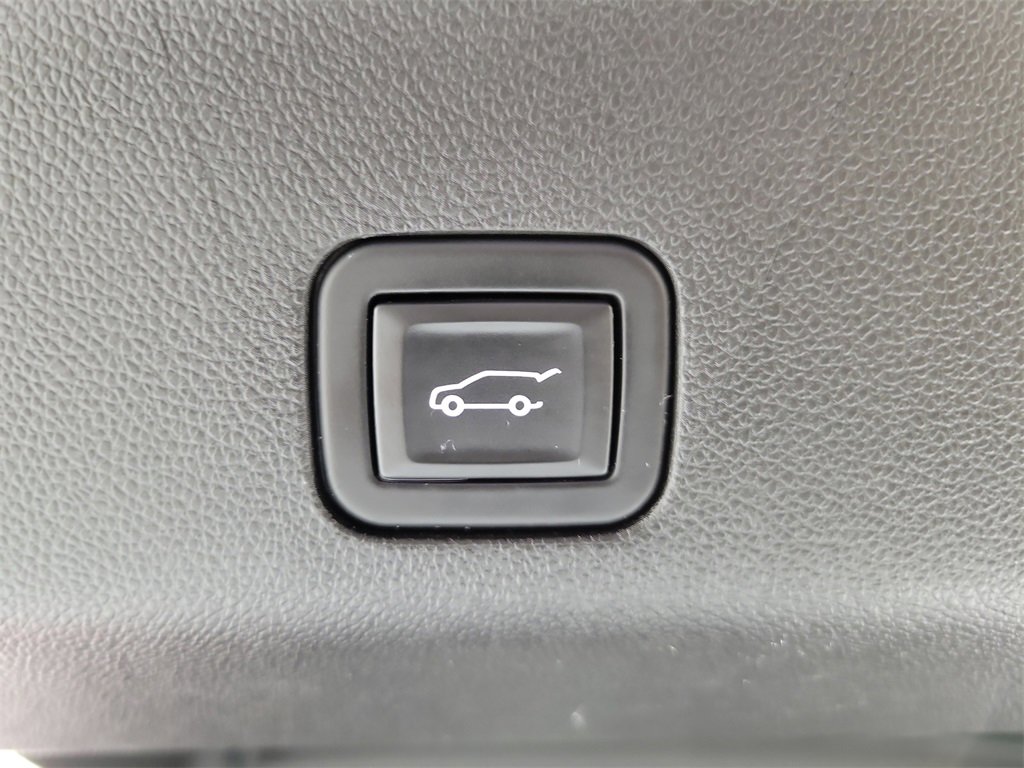 Used 2023 GMC Yukon Denali w/ Denali Reserve Package image 8