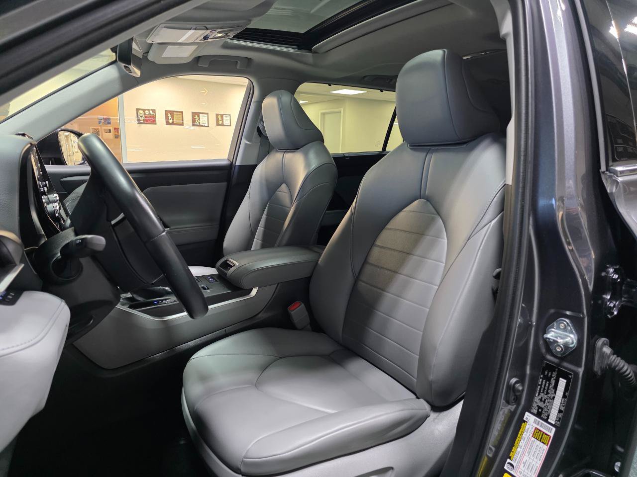 Used 2022 Toyota Highlander XLE AWD/4WD image 15