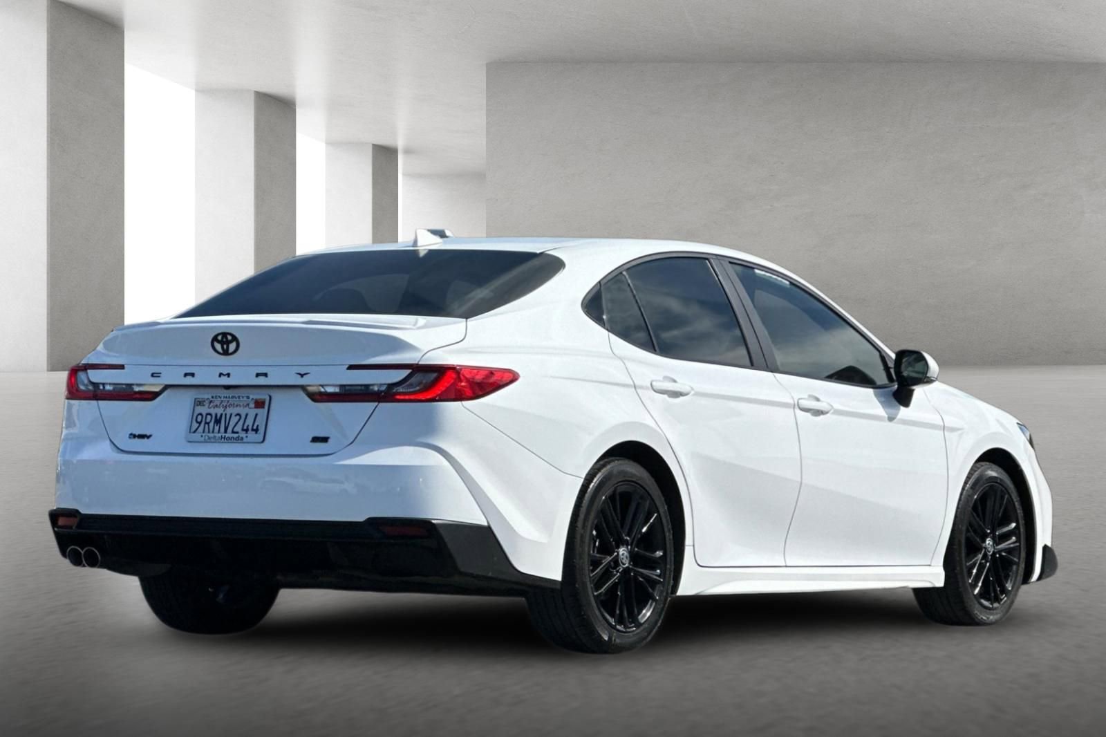 Used 2025 Toyota Camry SE FWD image 4