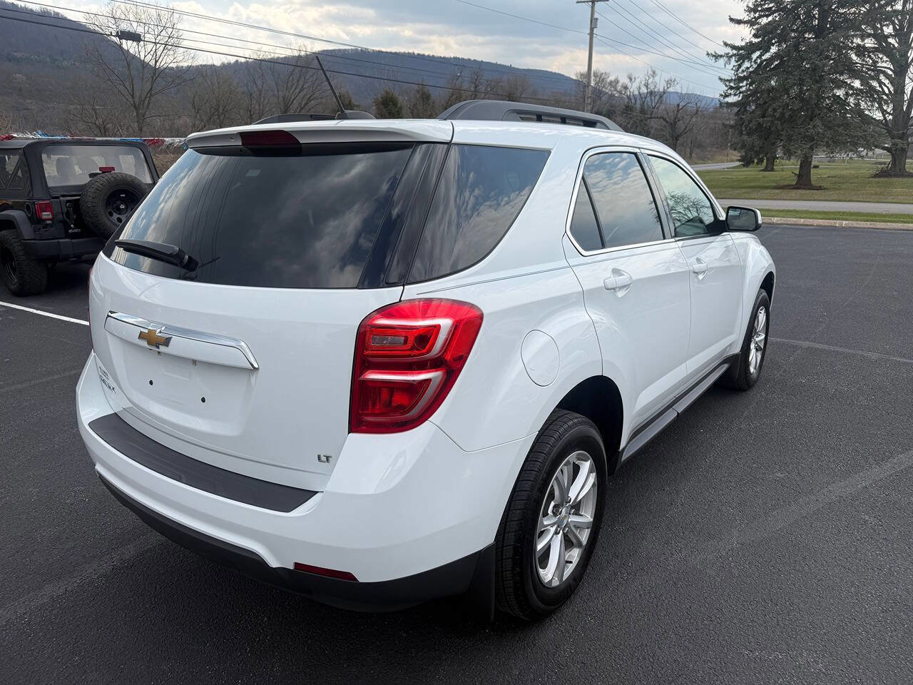 Used 2017 Chevrolet Equinox LT w/ Convenience Package FWD image 4