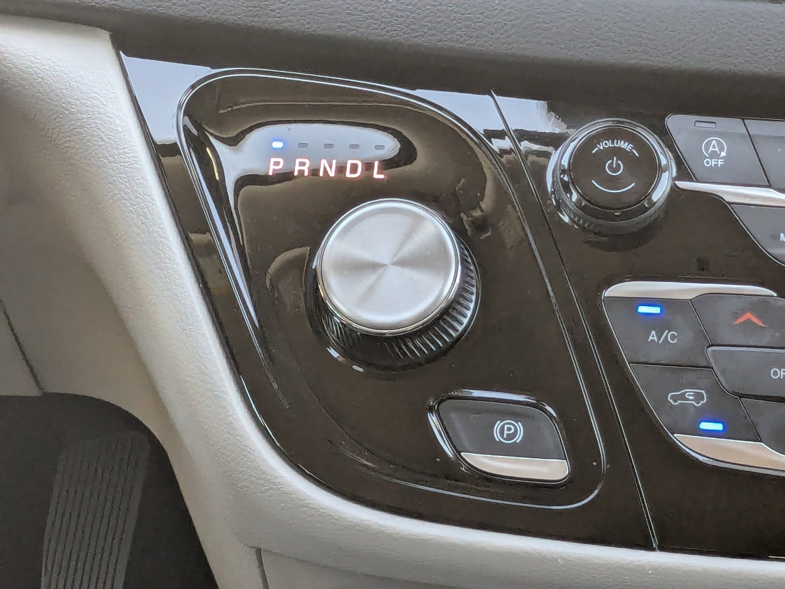 Used 2024 Chrysler Pacifica Touring-L image 21