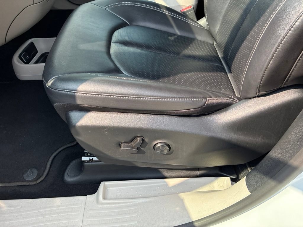 Used 2024 Chrysler Pacifica Touring-L FWD image 13