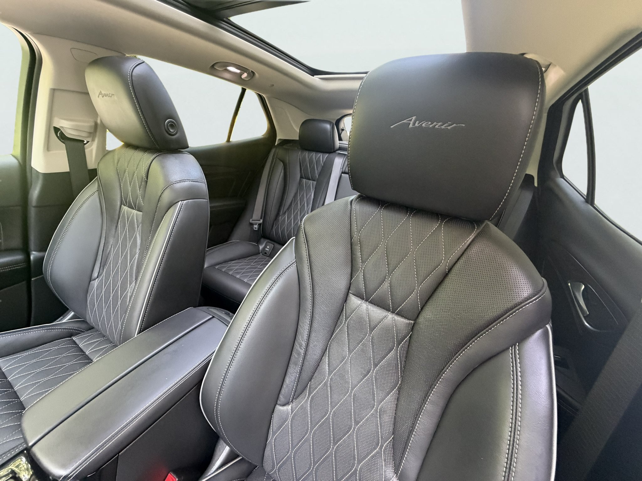 Used 2023 Buick Envision Avenir AWD/4WD image 30
