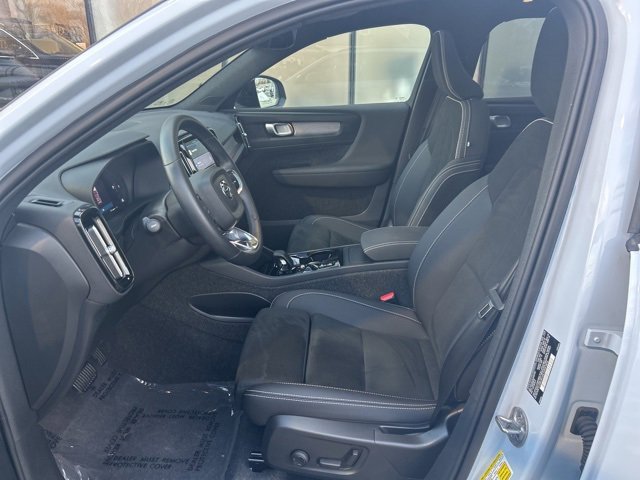 Certified 2025 Volvo XC40 B5 Plus image 17