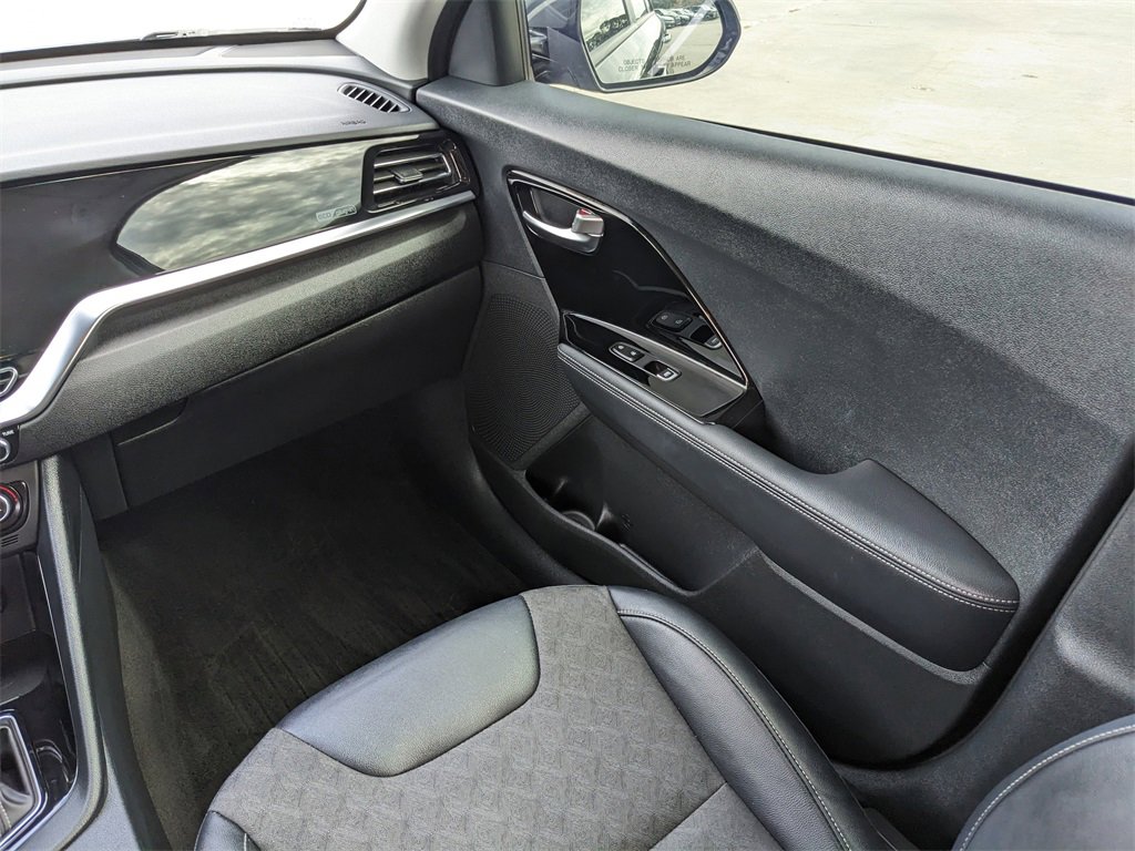 Certified 2022 Kia Niro EX image 19