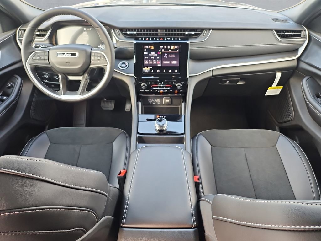New 2025 Jeep Grand Cherokee Altitude image 10