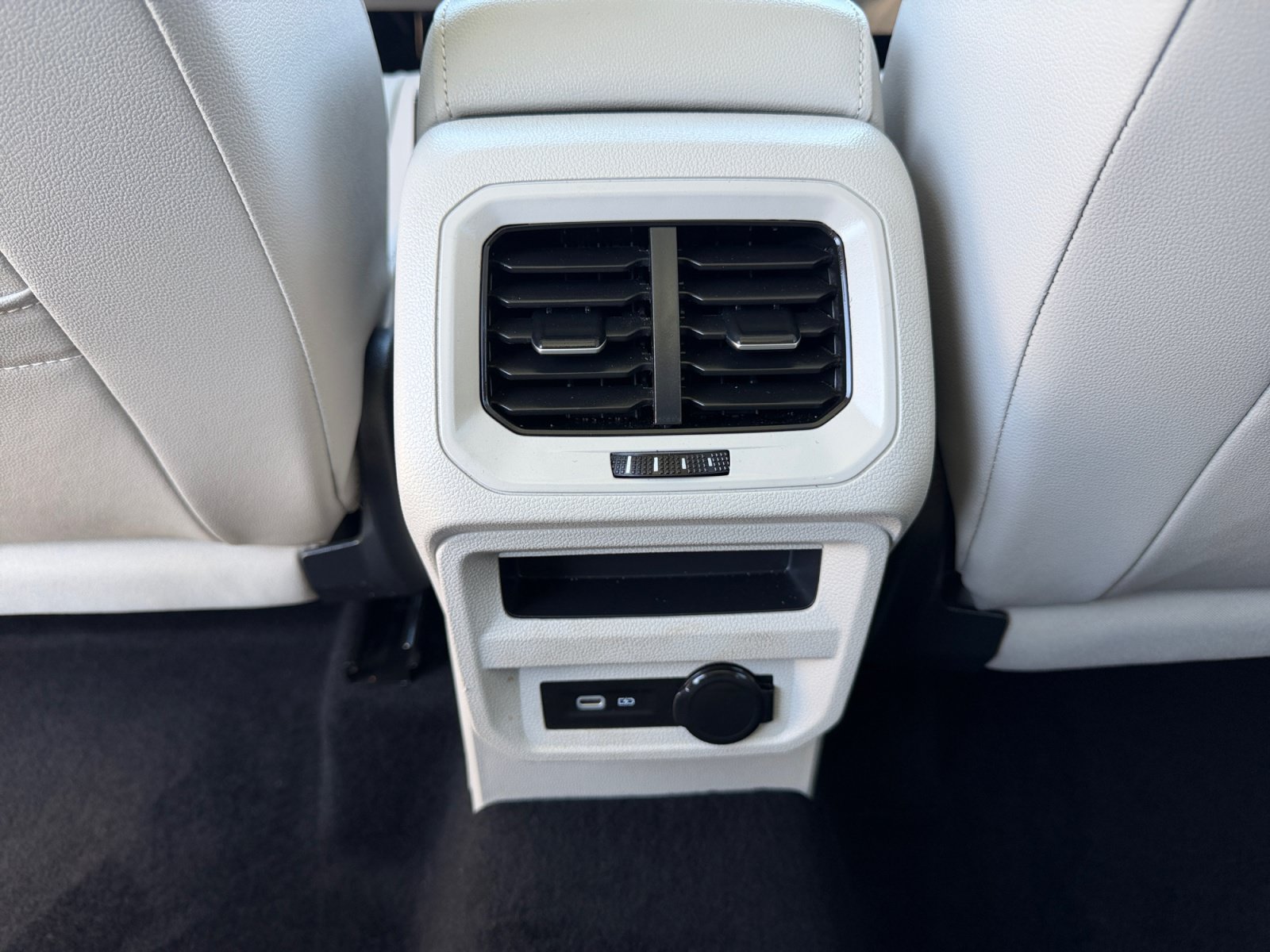 Used 2022 Volkswagen Tiguan SE w/ Panoramic Sunroof Package AWD/4WD image 30