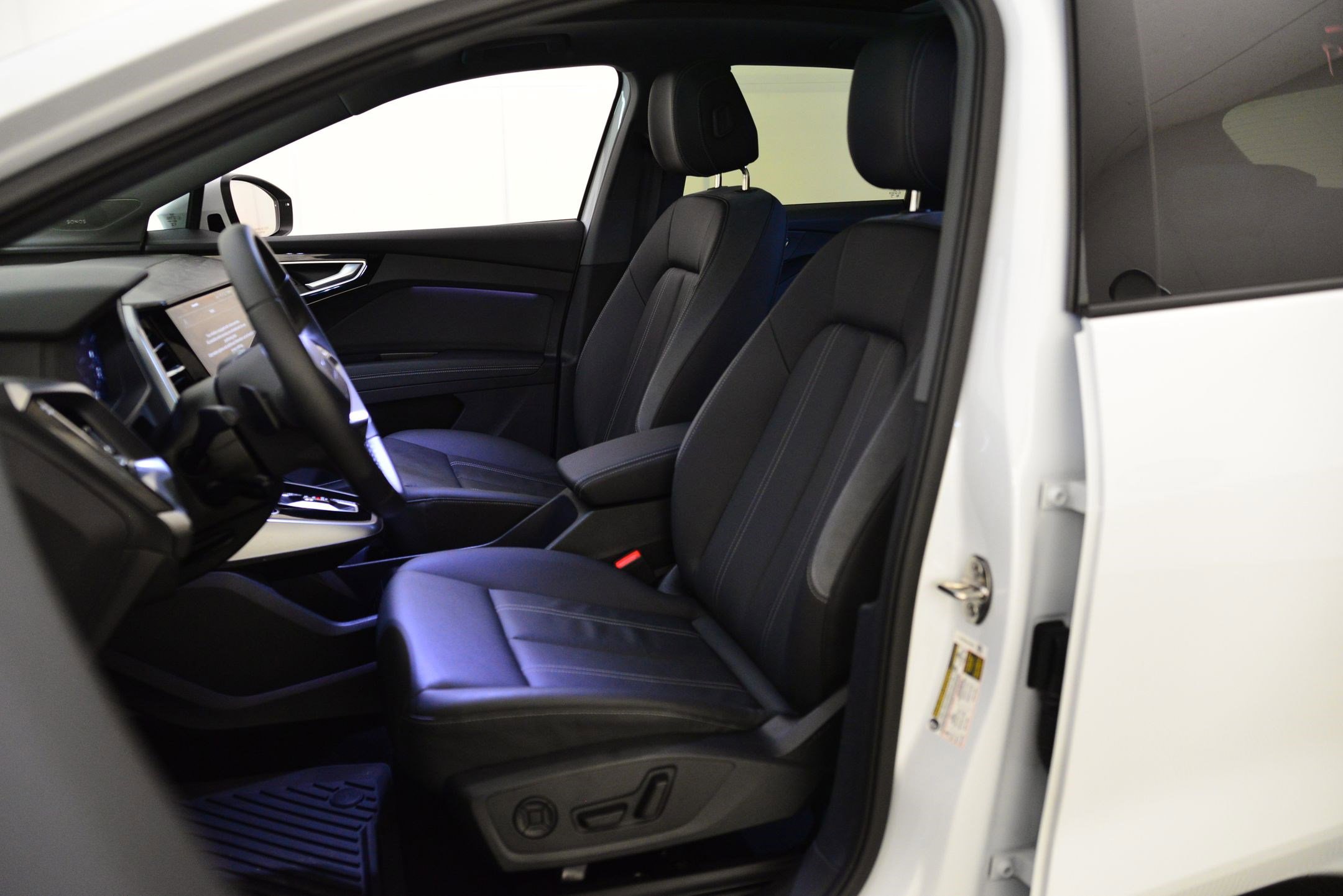 Used 2025 Audi Q4 e-tron Prestige w/ Black Optic Package image 5