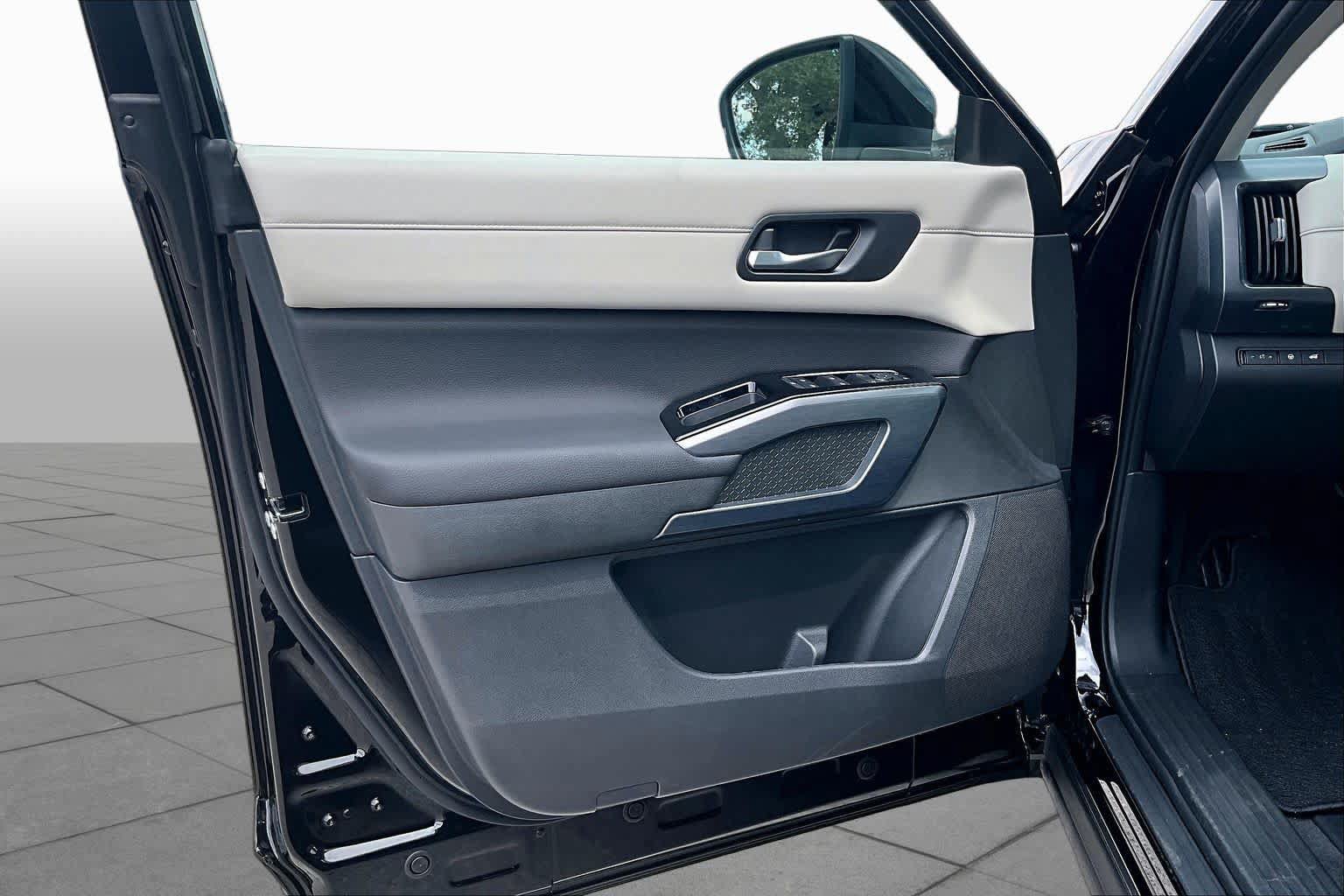 New 2026 Nissan Pathfinder SL FWD image 10