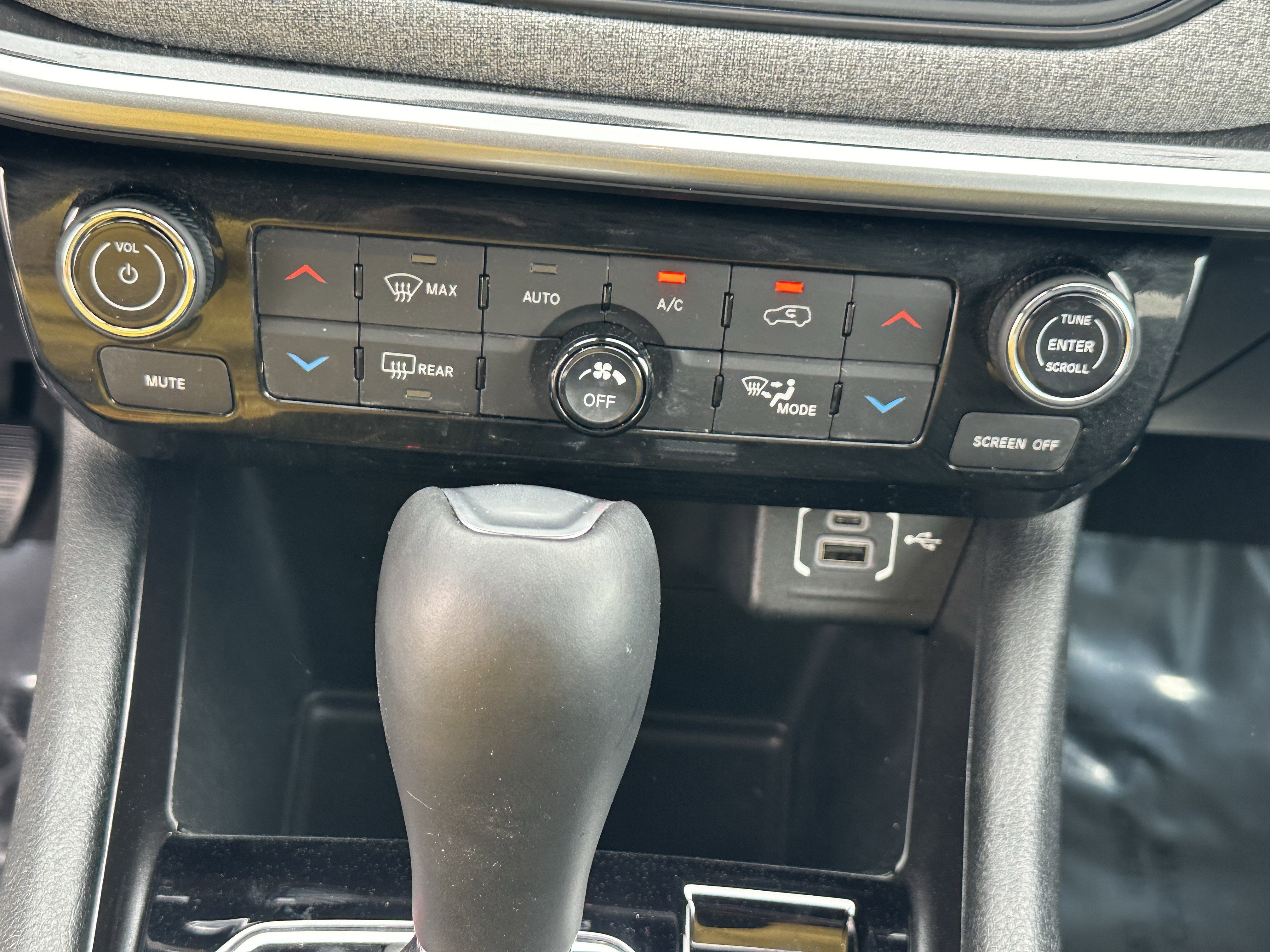 Used 2024 Jeep Compass Latitude w/ Sun and Sound Group image 31